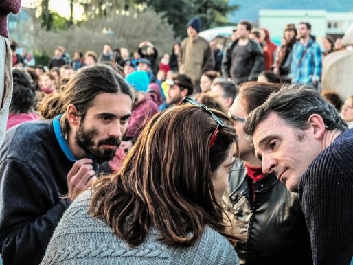 Eric Piolle et sa première adjointe Elisa Martin discutent lors de l'assemblée générale, le dimanche 10 avril. Crédit : V.G. / Rue89Lyon