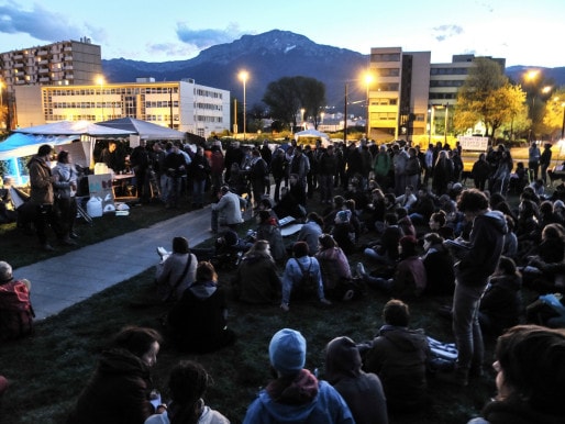 L'occupation du parvis de la MC2 sera reconduit chaque soir en assemblée générale. Crédit : V.G. / Rue89Lyon