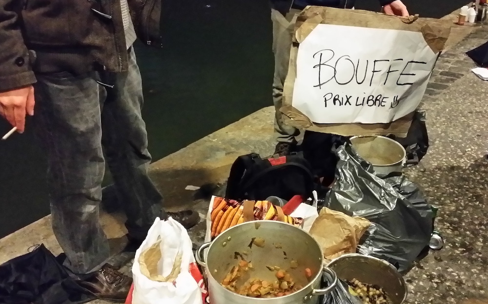 Pour cette soirée du 5 avril, une soupe pour 300 personnes et une salade de fruit avaient été préparées. Le tout à prix libre. ©LB/Rue89Lyon 