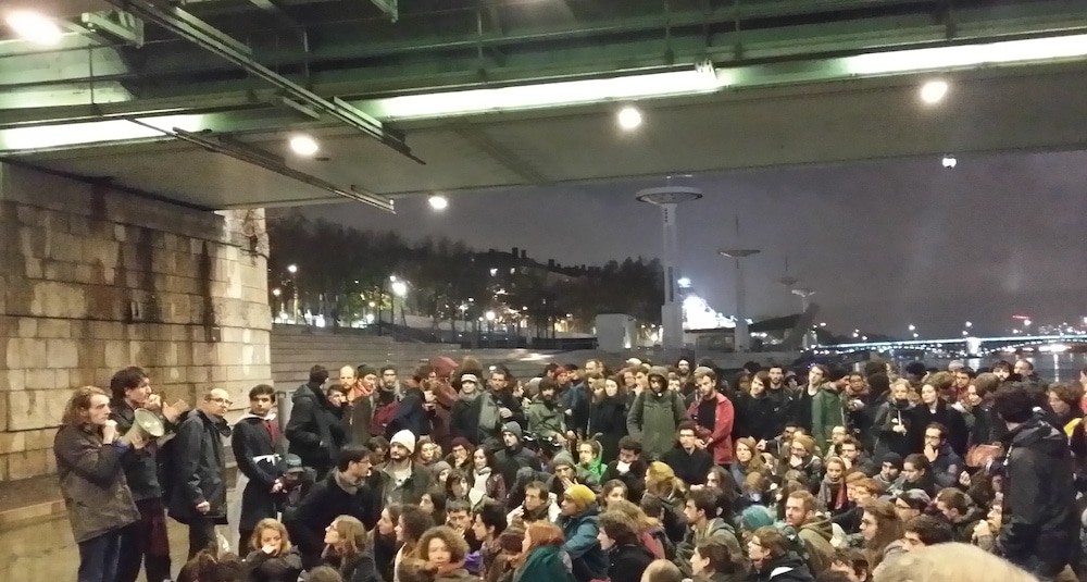 L'assemblée générale "Nuit Debout Lyon" sous le pont de la Guillotière. ©LB/Rue89Lyon