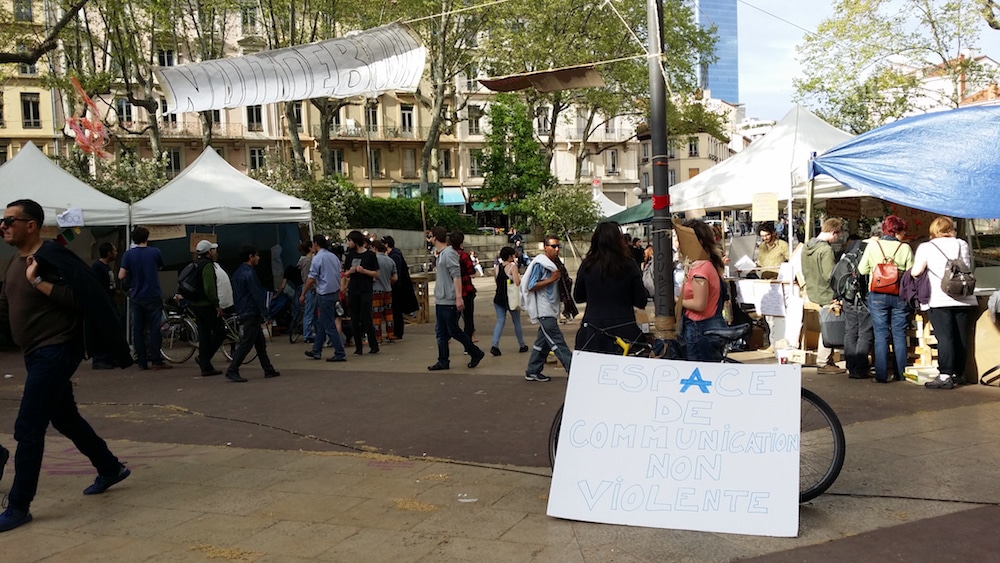 L'entrée de la "Nuit Debout Lyon" avec ses stands dressés, le samedi 16 avril. ©LB/Rue89Lyon