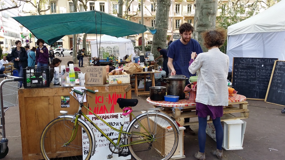La partie "distribution" de la cuisine de "Nuit Debout Lyon", le samedi 16 avril. ©LB/Rue89Lyon