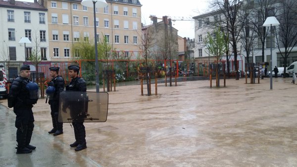 Place Mazagran à la Guillotière, des gendarmes mobiles ont été déployés pour interdire l'occupation "Nuit Debout Lyon". ©LB/Rue89Lyon