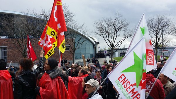 500 personnes massées derrières les grilles qui interdisaient l'accès à un large périmètre du centre-ville de Vaulx-en-Velin. ©LB/Rue89Lyon