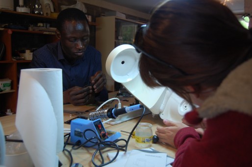 Alassane est spécialisé dans la réparations des smartphones et des tablettes. © BE/ Rue89Lyon