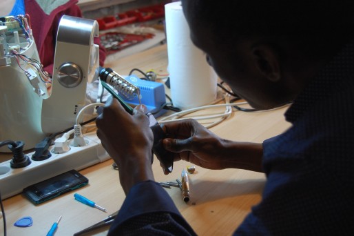 Alassane aimerait valider par une formation et un diplôme ses compétences apprises en bricolant les téléphones au fil du temps. BE/Rue89Lyon