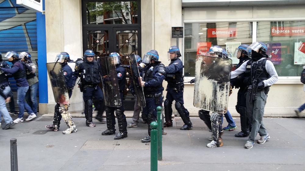 Des policiers postés le long du cortège de tête le 28 avril. ©LB/Rue89Lyon