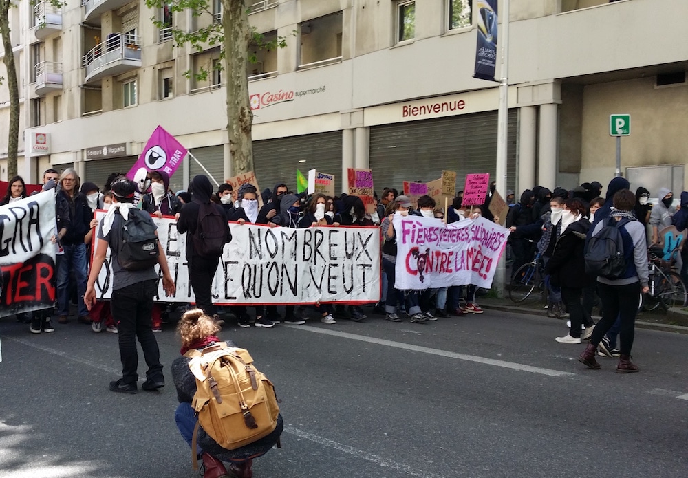 Les banderoles de tête au départ de la manifestation lyonnaise contre la loi travail le 28 avril. ©LB/Rue89Lyon