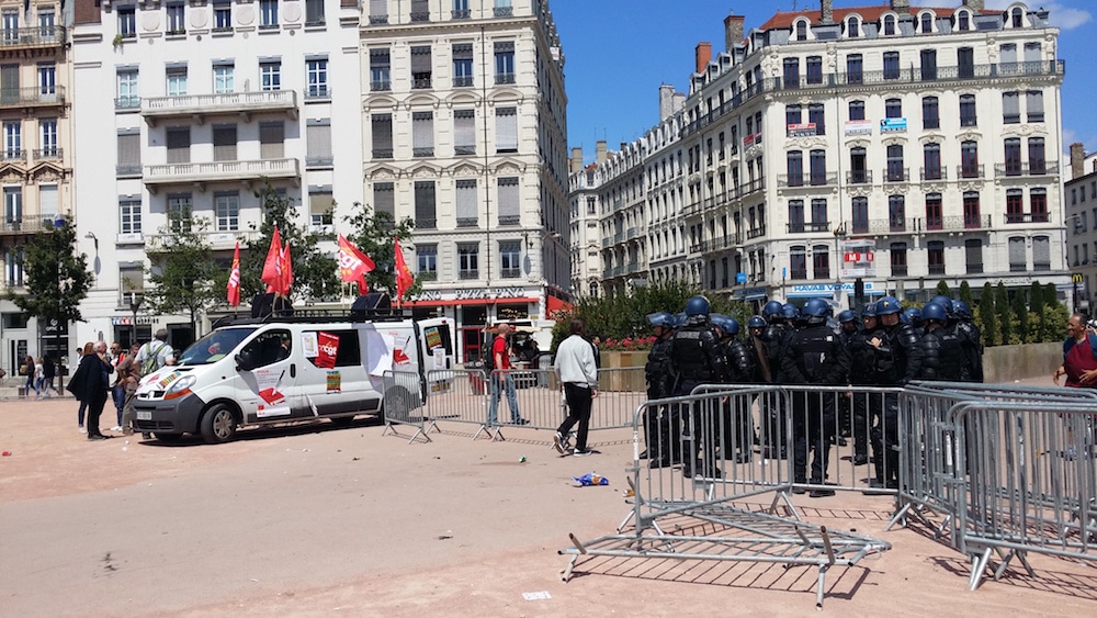 Le camion de la CGT et des gendarmes mobiles positionnés à l'endroit où a eu lieu l'une des interpellations. ©LB/Rue89Lyon