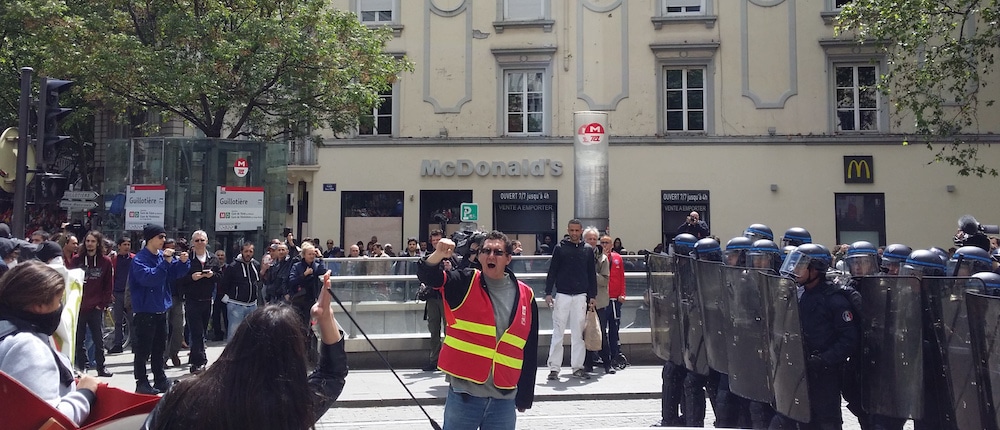 Un des membres du service d'ordre de la CGT positionné entre les manifestants et les policiers, place Gabriel Péri, juste après une tentative de dévier le cours de la manif. ©LB/Rue89Lyon