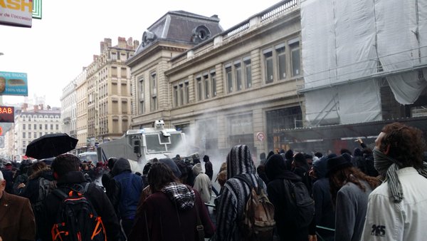 Rue de la Barre, le canon à eau est entré en action. ©LB/Rue89Lyon