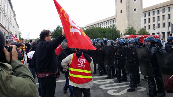 Pendant une vingtaine de minutes, la police a bloqué le départ groupé de la CGT. ©LB/Rue89Lyon