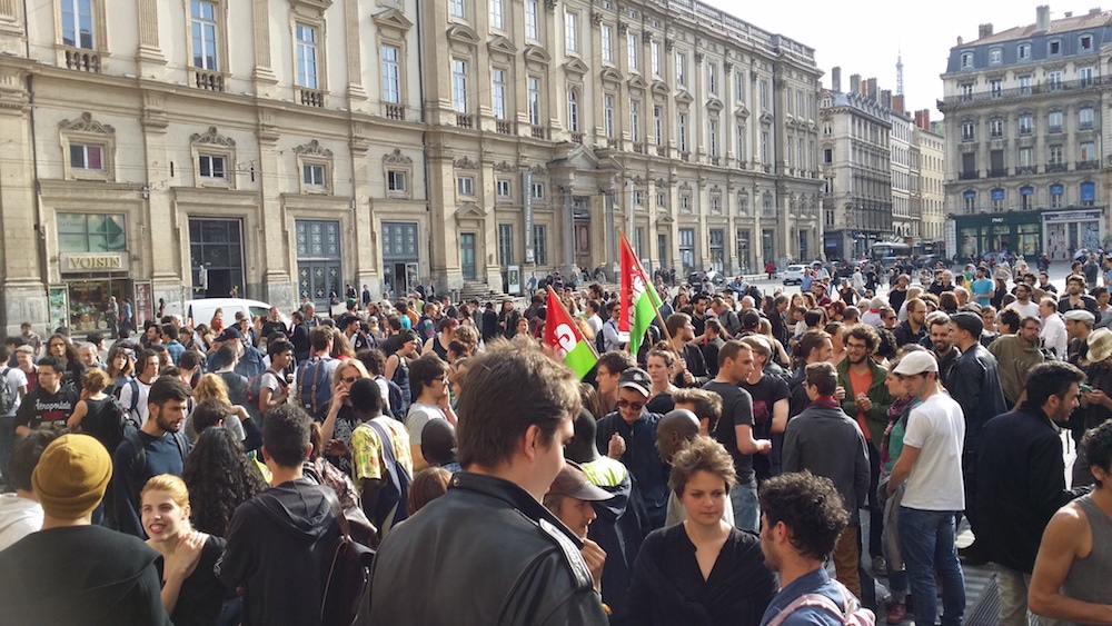 Le rassemblement contre le recours au 49-3 place des Terreaux vers 18 heures. ©LB/Rue89Lyon