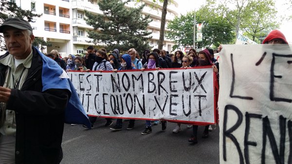 L'une des banderoles lycéennes de tête de la manifestation du 19 mai. ©LB/Rue89Lyon