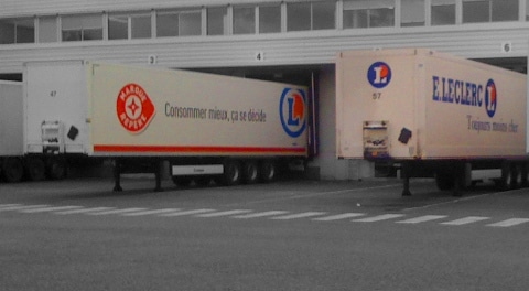 Des camions Leclerc sur lesquels on peut lire "consommer mieux ça se décide". ©Romain Gaidioz/Épicerie équitable