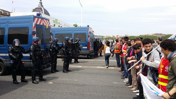 La tête de la manifestation a encore une fois été bloquée quelques minutes sur le pont de la Guillotière. ©LB/Rue89Lyon