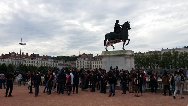 Après le départ des syndicats de la place Bellecour, environ 300 personnes sont restées une heure face aux forces de l'ordre. ©LB/Rue89Lyon