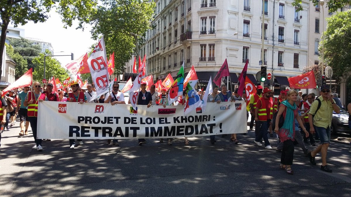 La banderole syndicale était loin derrière un premier groupe de 600 personnes. ©LB/Rue89Lyon