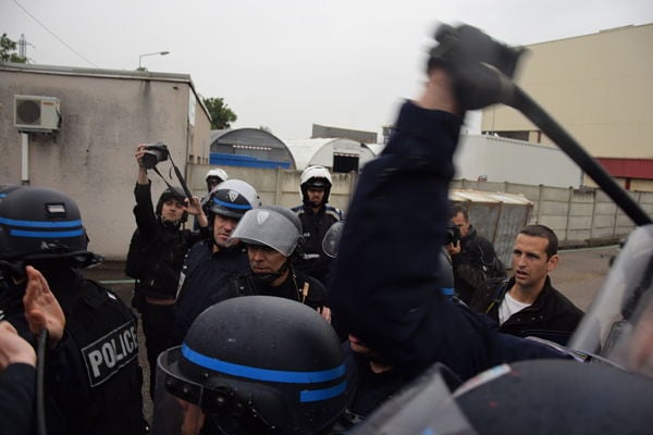 La police à repousser les manifestants à coups de matraques et de gazs lacrymogène