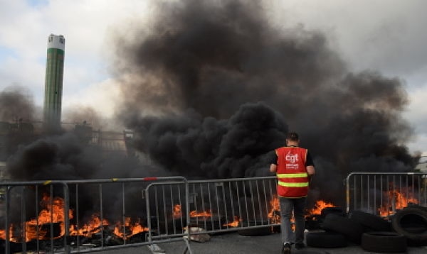 C'est avec des pneus brulés que les syndicalistes de Sud et de la CGT ont bloqué le principal accès au port de Gerland le 9 juin. © SS/Rue89Lyon
