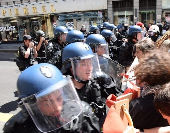Boucliers contre banderole, les policiers ont repoussés les manifestants dans une mêlée.
