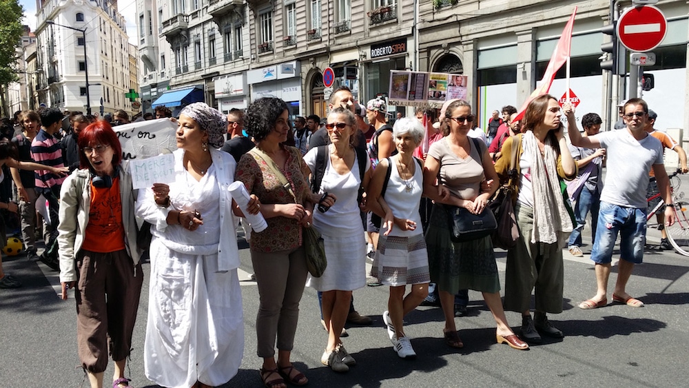 Sept "mères debout" brièvement en tête de la manifestation le 28 juin à Lyon. ©LB/Rue89Lyon