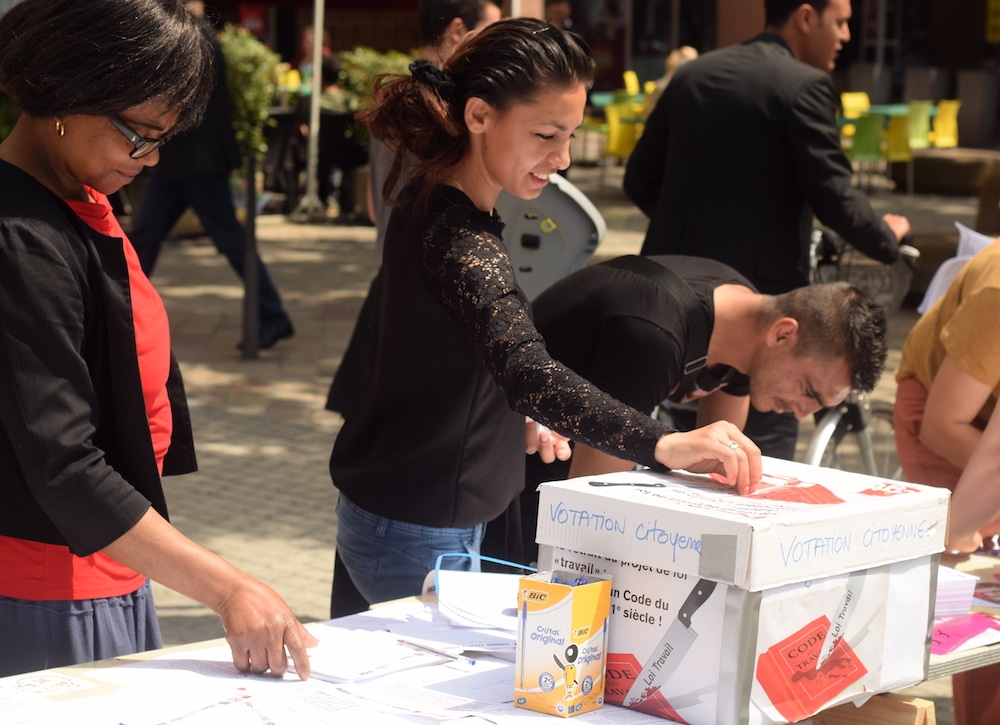 Les passants glissaient régulièrement leur vote dans l'urne installée à par l'intersyndicale devant la gare Part-Dieu. SS/Rue89Lyon