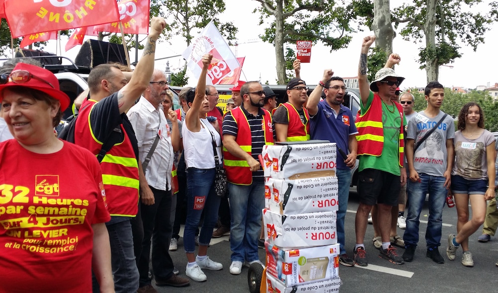 Au centre, le secrétaire de l’union départementale CGT, João Pereira Afonso qui s'apprête à remettre les bulletins de la "votation citoyenne" au représentant du préfet du Rhône. ©LB/Rue89Lyon