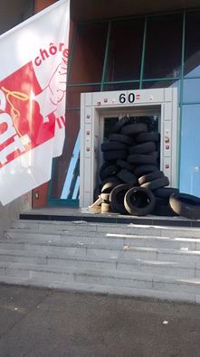 Des pneus pour bloquer le siège du Medef, le 28 juin à Lyon. ©DR