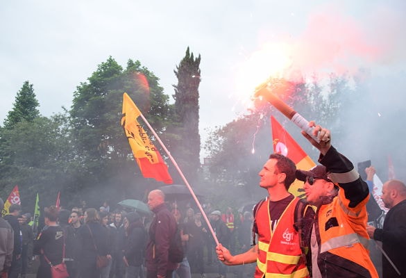 Une manifestation plutôt bonne enfant avec de nombreux fumigènes.