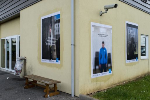 Affiches sur les murs de la prison de Corbas. Résidence et création LES SUBSTISANCES. © Romain Etienne/Item