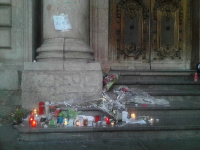 Le mémorial improvisé en hommage aux victimes de l'attentat de Nice, dimanche 18 juillet à 22h ©SS/Rue89Lyon