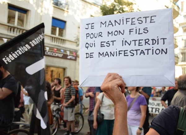 Une mère venue manifester pour soutenir son fils interdit de manifester ce 5 juillet © SS/Rue89 Lyon