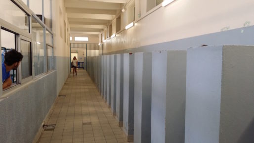 Les vestiaires de la piscine de Gerland. Une rangée de boxes en béton sans portes. ©LB/Rue89Lyon