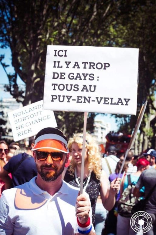 Photo des participants au char de la Gay pride réalisé par Hétéroclite.