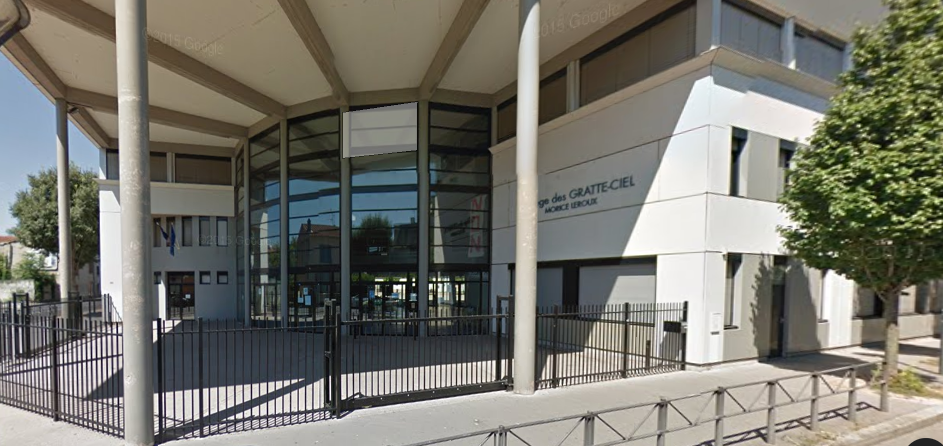 L'école provisoire des Gratte-ciel est située dans l'enceinte du collège du quartier. Capture d'écran Google View