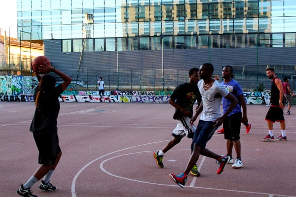 Le street-ball favorise les oppositions entre défenseurs et attaquants. © Amélie James 