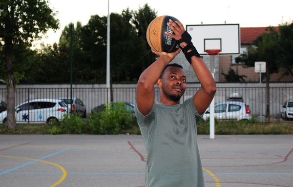 Depuis cinq ans, Steven arpente les terrain de street-ball lyonnais.