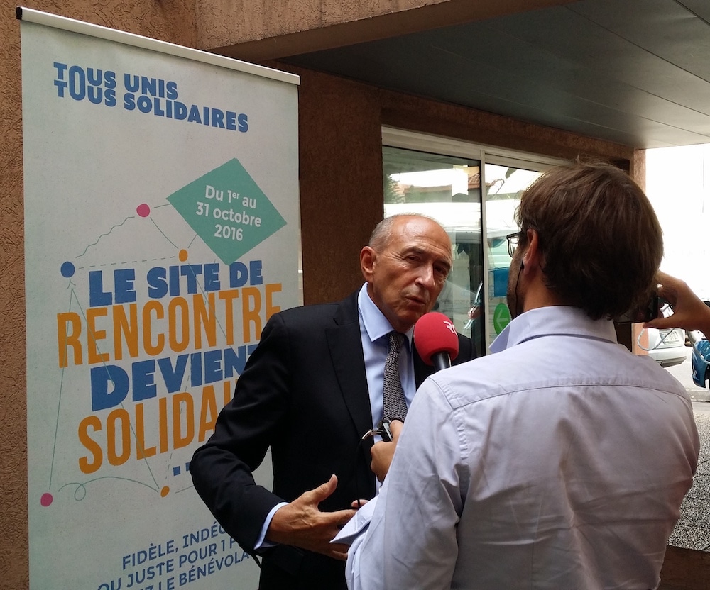 Gérard Collomb répondant aux questions de RCF au sujet du dispositif "Tous unis, tous solidaires". ©LB/Rue89Lyon