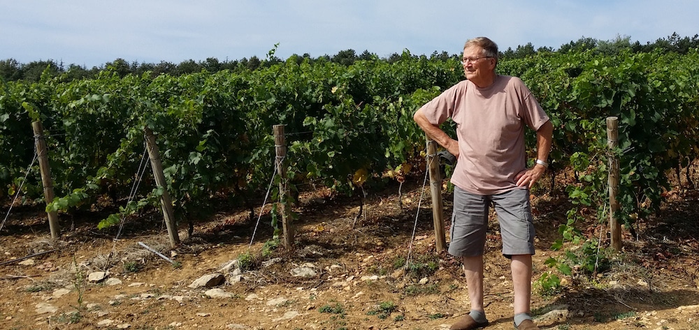 Robert Dutronc, un habitant d'Hurigny devant la vigne qui pose problème. ©LB/Rue89Lyon