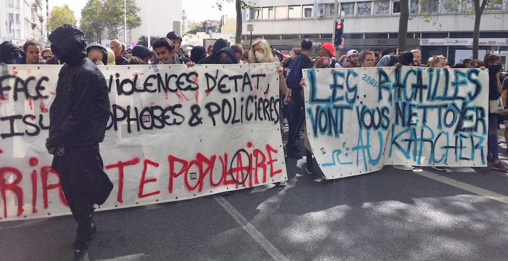 Les deux banderoles du cortège de tête du 15 septembre. ©LB/Rue89Lyon