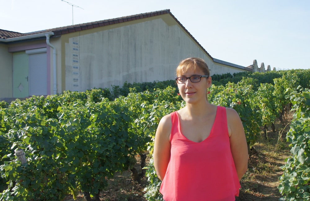 Marine Pasquier, la fondatrice du collectif anti-pesticides du Mâconnais. Photographiée devant l'école de ses 3 enfants à Viré. ©L'école de Viré a été construite au milieu des vignes qui jouxtent notamment la cour d'école. ©LB/Rue89Lyon