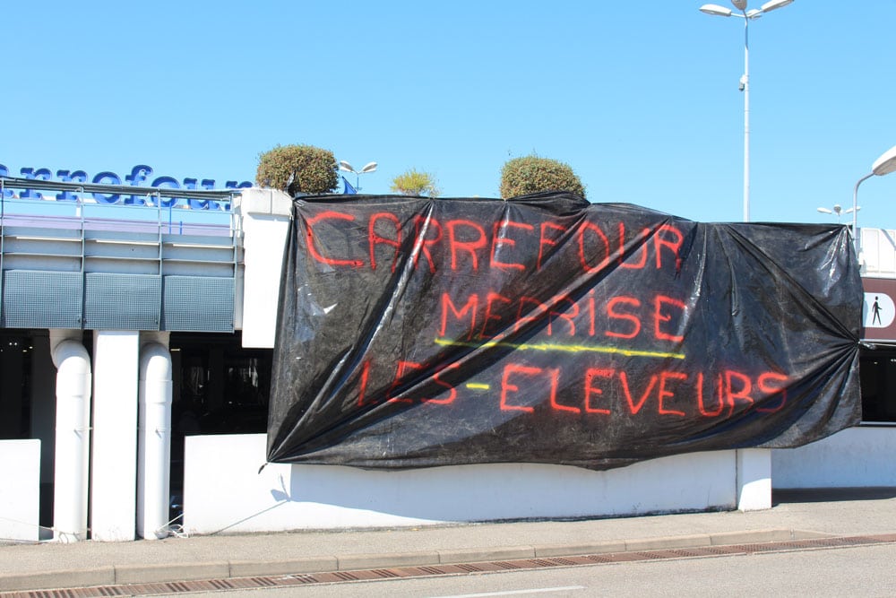 Par le biais d'affiches, les agriculteurs tentent de sensibiliser les consommateurs. © AJ/Rue89 Lyon