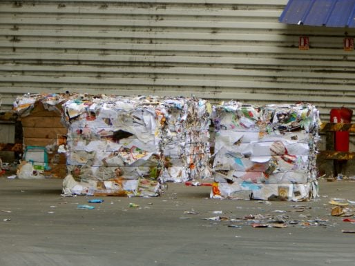 Les balles de matières créées attendent dans la cour de l'usine d'être envoyées en camion dans des usines de recyclage. © Gaëlle Ydalini / Rue89Lyon