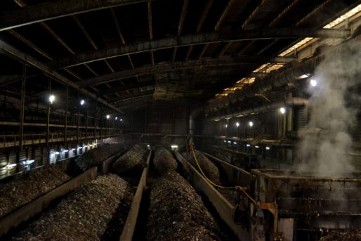 Le compost en train de fermenter. Dans cette partie de l'usine, l'odeur est assez nauséabonde. © Aude David / Rue89Lyon