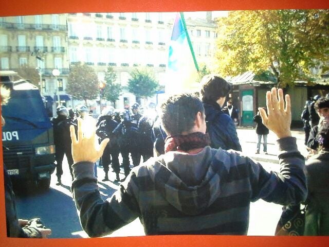 Des manifestants enfermés place Bellecour. Face à eux, des policiers et un véhicule du GIPN. ©DR