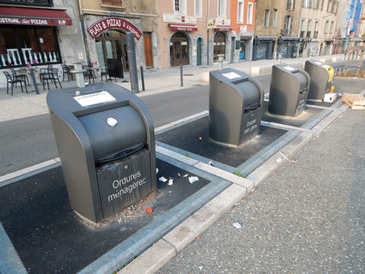 Poubelles de tri dans le quartier St-Laurent. Dans cette zone, on trouve également des bacs à compost. © Gaëlle Ydalini / Rue89Lyon