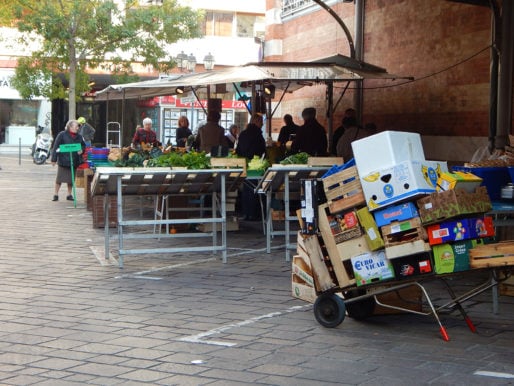  Au marché Ste-Claire, les cagettes ont désormais leur benne dédiée à la fin du marché © Gaëlle Ydalini