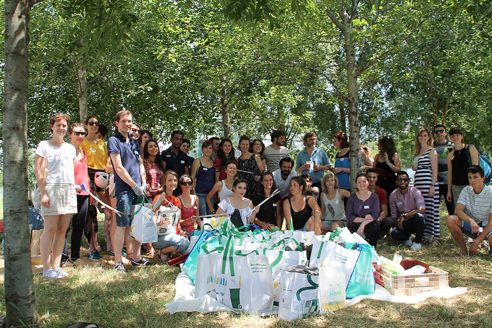 Des bénévoles de We Waste, lors d'une collecte.