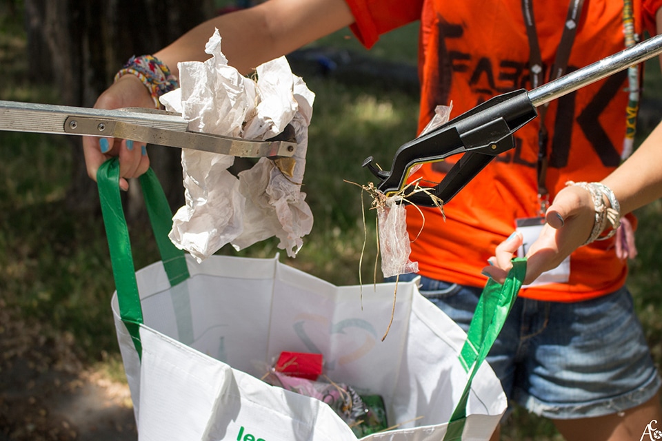 Des bénévoles de We Waste ramassant des déchets pendant une collecte. CC : We Waste